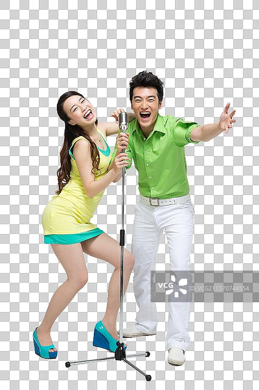 棚拍时尚活力年轻人一起唱歌图片素材