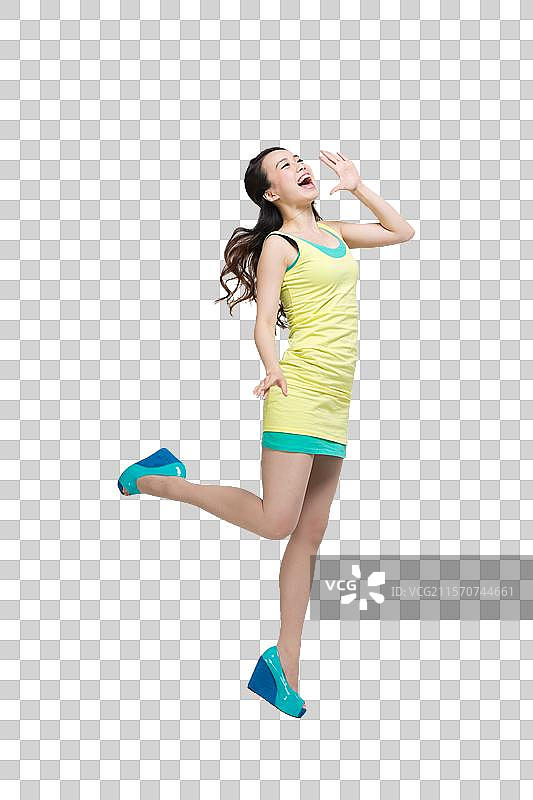 棚拍欢乐充满活力的年轻人跳跃图片素材