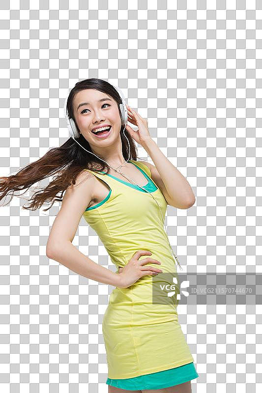 棚拍时尚活力年轻人戴耳机听音乐图片素材