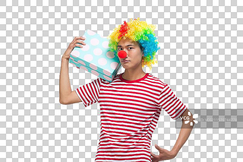 棚拍快乐滑稽的小丑抱礼物盒图片素材