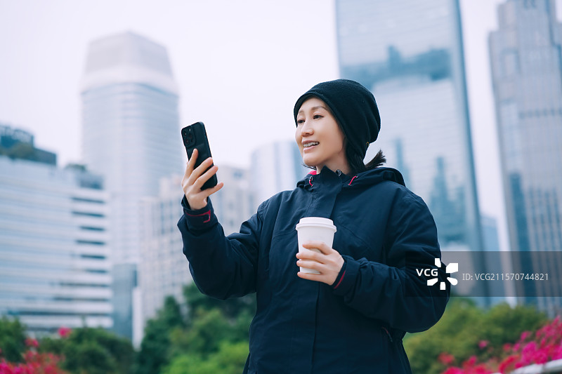 城市中使用智能手机的女性图片素材