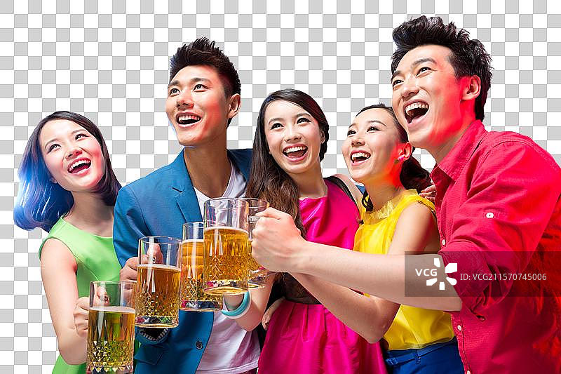 棚拍时尚活力年轻人聚会喝啤酒图片素材