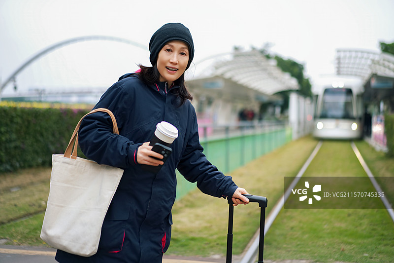 电车站旁的女子图片素材