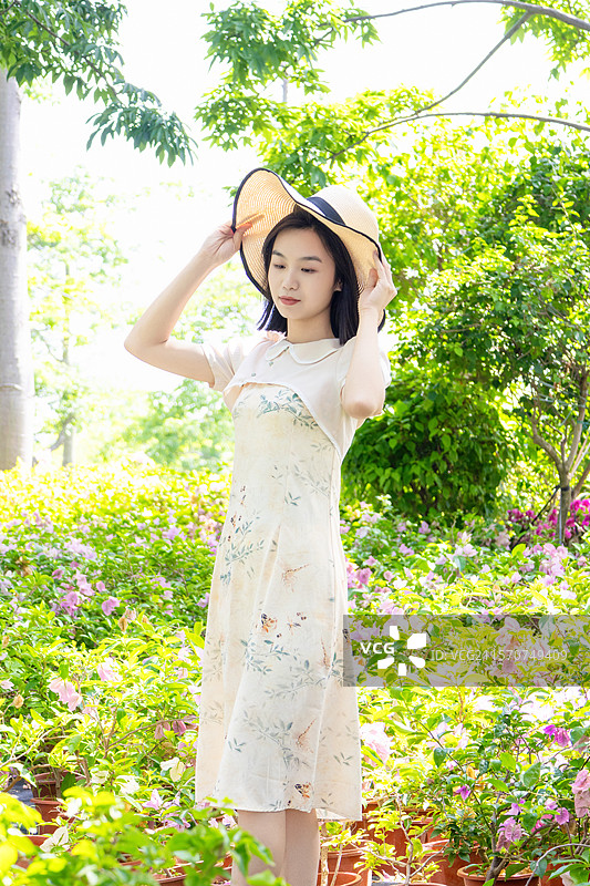 户外一名年轻中国女子图片素材