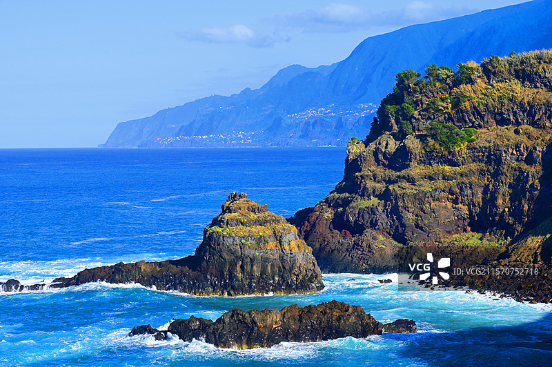 塞克沙尔村附近北海岸的悬崖景观。马德拉岛。葡萄牙图片素材