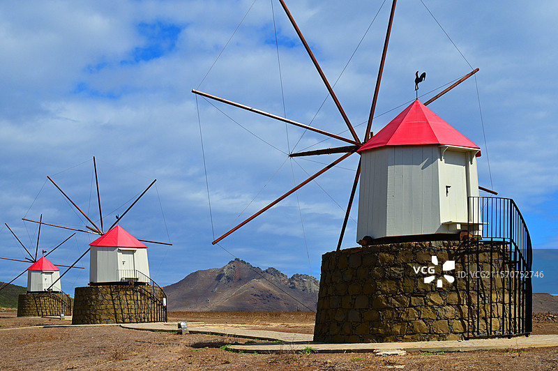 波尔特拉山上的古老风车。圣玛德拉岛。葡萄牙。图片素材
