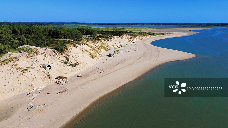 Authie湾的鸟瞰图。这里海洋侵蚀导致沙丘每年后退数十米，并摧毁二战期间建造的碉堡。法国，帕德卡莱。图片素材
