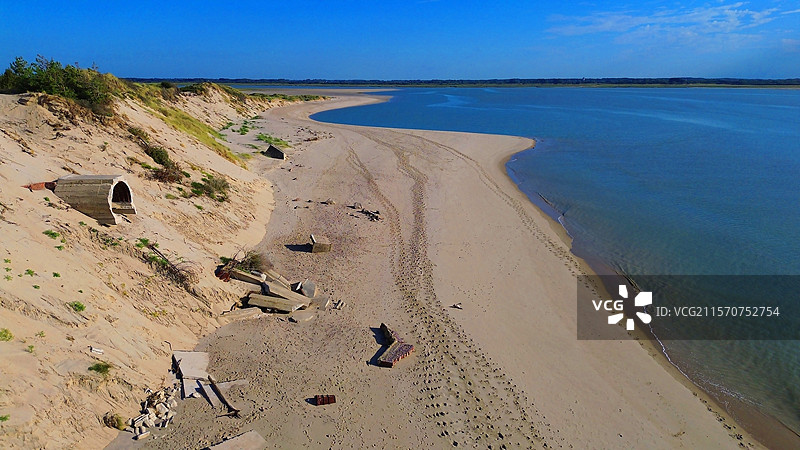 Authie湾的鸟瞰图。这里海洋侵蚀导致沙丘每年后退数十米，并摧毁二战期间建造的碉堡。法国，帕德卡莱。图片素材