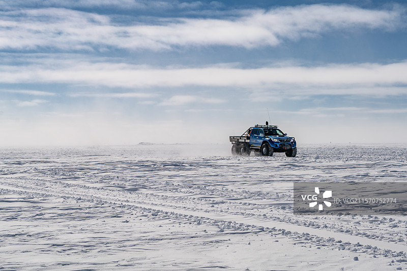 北极卡车是一款6x6车辆，专为快速乘客运输而设计，主要用于在位于小圆顶C（距离康科迪亚站约30公里）的超越极地钻探营地发生医疗紧急情况时使用。康科迪亚南极研究站，圆顶C高原，东南极。图片素材