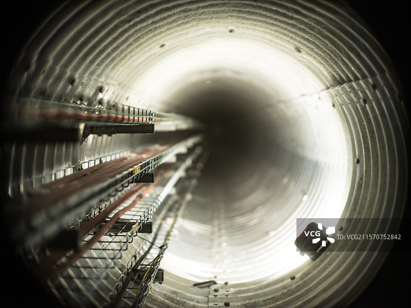 技术隧道内部，电缆和数据线在此布置，为科学区域提供支持。技术人员有时会偷偷进入检查或修理这些电缆。康科迪亚南极研究站，Dome C高原，东南极。图片素材