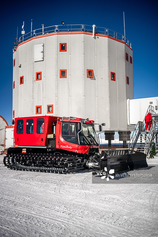 小屋清洁车是用于将乘客和设备运输到距离康科迪亚站37公里的小圆顶C基地营的车辆。南极洲图片素材