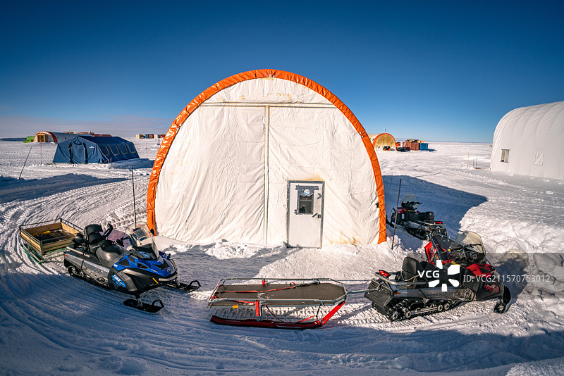 停放在康科迪亚科学实验室附近的雪地摩托。康科迪亚南极研究站，圆顶C高原，东南极。图片素材