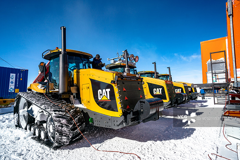 在车站，一旦突击队解开了连接器并将拖拉机停在发电站前，他们就可以将每台拖拉机与发电站电连接，这样拖拉机引擎盖内巧妙放置的加热电阻就能保持重要部件在相对“温暖”的温度下。如果没有这个预防措施，发动机会冷却得太多，无法启动。康科迪亚南极研究站，Dome C高原，东南极。图片素材