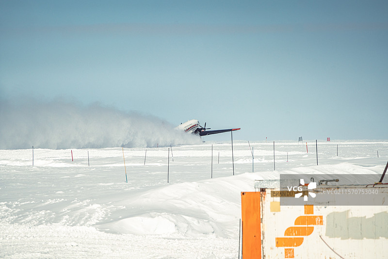 巴斯勒飞机从康科迪亚跑道起飞。这条跑道已经使用了30年。夏季期间定期进行维护，以确保雪的坚硬度。康科迪亚南极研究站，圆顶C高原，东南极。图片素材