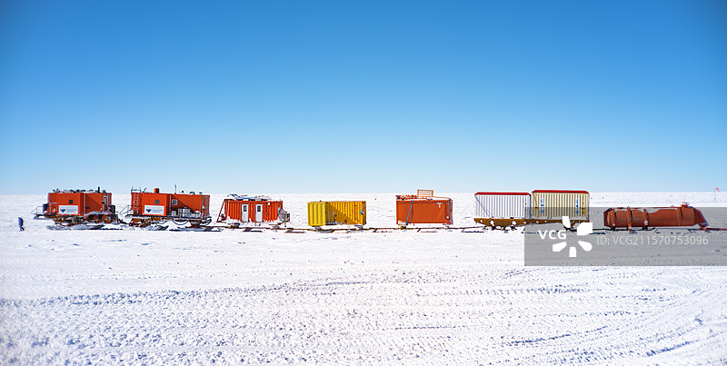 突袭车队的一部分，包括突袭成员用餐和睡觉的模块，以及集装箱和一个燃料箱。康科迪亚南极科学研究站，Dome C高原，东南极。图片素材