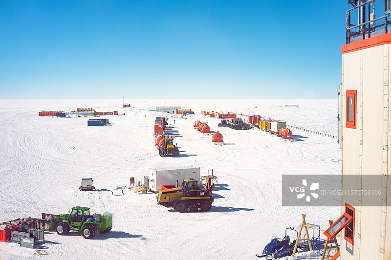 从站内两座塔楼之一俯瞰突袭停车区。康科迪亚南极研究站，圆顶C高原，东南极。图片素材