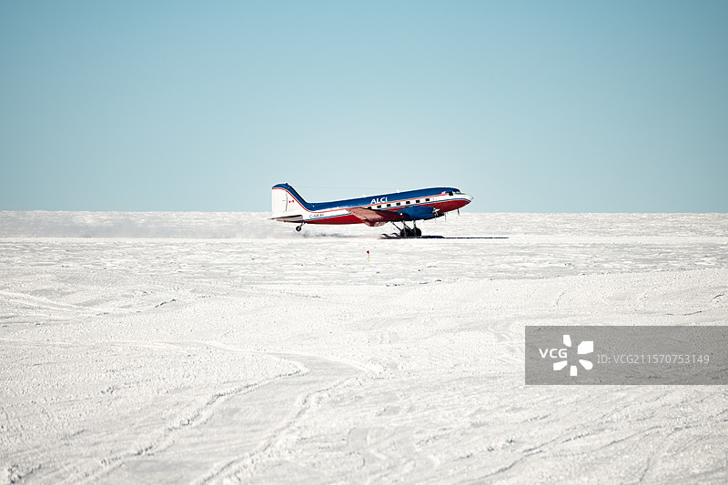 巴斯勒飞机从康科迪亚跑道起飞。康科迪亚南极研究站，Dome C高原，东南极。图片素材