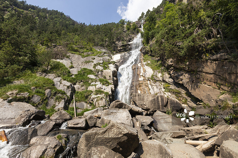 意大利博尔扎诺的多洛米蒂山脉巴尔比亚诺瀑布图片素材