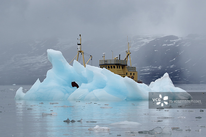 游客船前的冰山，斯匹茨卑尔根，斯瓦尔巴群岛图片素材