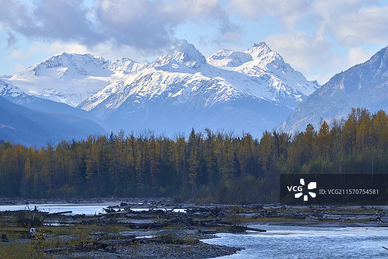 从加拿大不列颠哥伦比亚省的彭伯顿看到的太平洋海岸山脉图片素材