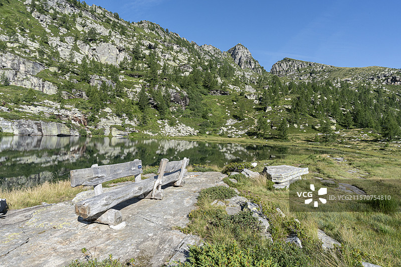 瑞士提契诺州上韦尔扎斯卡谷的斯吉奥夫湖边长椅图片素材