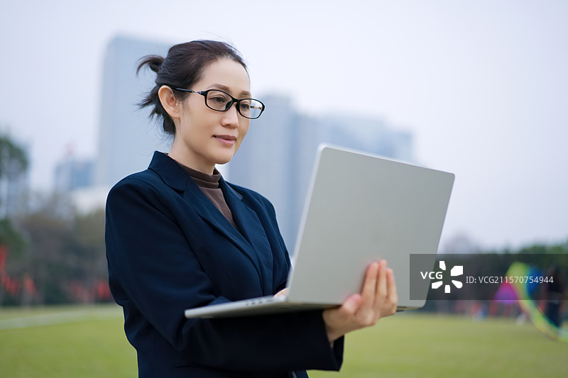 公园里工作的职业女性图片素材