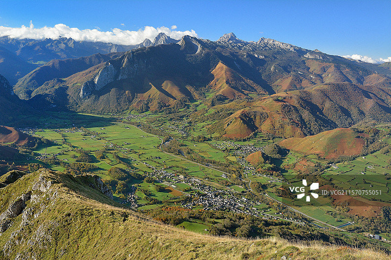 从皮克·乌亚里斯的视角，看到阿斯佩谷入口处的U形冰川谷。在背景中是阿尼峰。贝杜，阿斯佩谷，法国大西洋比利牛斯。图片素材
