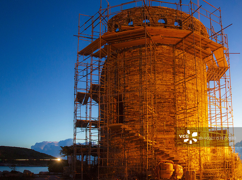 在重建中的皮特拉·科尔巴拉码头，参观阿姆普利亚塔，曾是守卫科西嘉岛卡普科尔斯的32座哨塔之一。图片素材