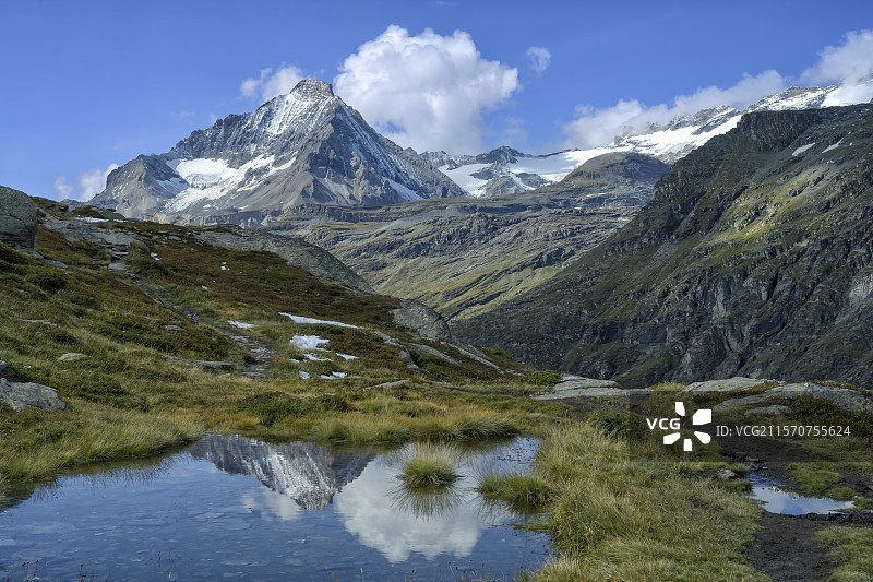 在法国瓦诺瓦的湖泊平原上，秋天的登特·帕拉切和一个小池塘。位于特尔米尼翁上方的广阔高原，海拔约2300米，位于大卡斯山脉下 - 水生植物：狭叶带草。图片素材