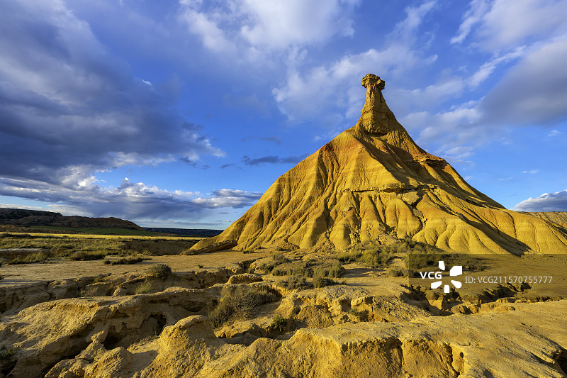 卡斯蒂尔德地亚，巴尔德纳斯·雷亚莱斯自然公园的象征。一个广阔的半沙漠地区，侵蚀作用在几乎水平的石灰岩和粘土页岩层中雕刻出令人印象深刻的岩石形成，以及干旱的荒地，风吹日晒。其独特的草原植被使其获得了联合国教科文组织世界生物圈保护区的地位。纳瓦拉 - 西班牙图片素材