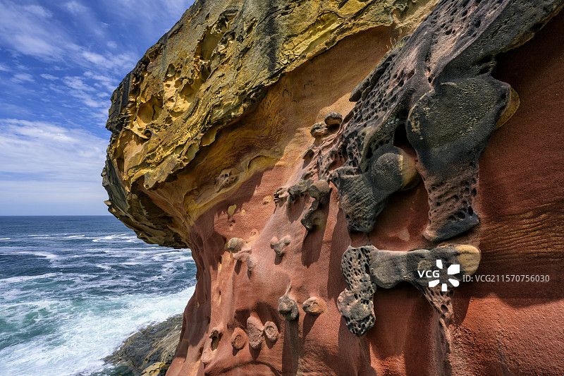 西班牙巴斯克海岸的贾伊斯基贝尔砂岩中的多色图形。显著的始新世砂岩结构（地貌），部分源于生物（化石化的生物活动），因侵蚀而暴露 - 黄色圆盘是“帕拉穆德拉”，是深海海洋蠕虫洞穴周围的结核 - 贾伊斯基贝尔海岸山体 - 西班牙图片素材