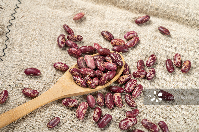 木桌上的奶花豆杂粮图片素材