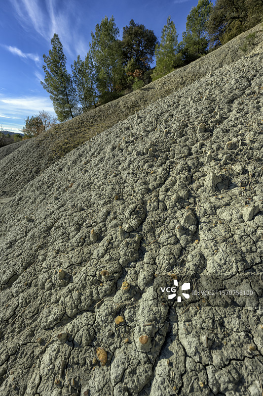 小黄铁矿菊石在阿普期灰色泥灰岩中。阿普周围的灰色泥灰岩被阿尔西德·多尔比尼提议作为阿普期的参考,因为它们丰富的古生物学内容。在图伊利埃尔剖面中记录了大约三十种不同的菊石,而在某些层位中,剑齿贝的喙部非常丰富,腹足类和双壳类(牡蛎和褶贝)也很常见。这些泥灰岩还出产珊瑚、海胆、腕足类和鲨鱼牙齿。阿普期是下白垩纪的倒数第二个地层阶段,时间范围为约-121.4到约-113.0百万年,继巴伦期之后,先于阿尔比期(中生代)。法国图片素材