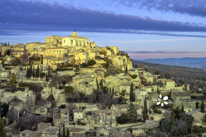 戈尔德，法国最美丽的村庄之一，位于吕贝隆。戈尔德位于沃克吕兹省的中心，坐落在沃克吕兹山脉的南坡，俯瞰着卡拉冯谷，从岩石突出部向外望去，面向吕贝隆山脉。图片素材