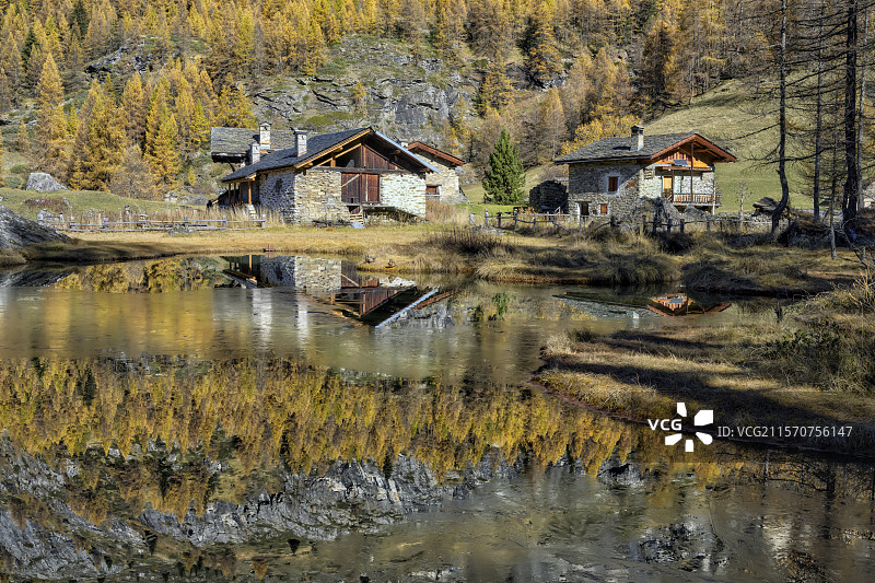 秋天的勒莫纳尔。这个拥有18和19世纪传统小木屋的村庄位于高塔伦泰斯的阳光面，面对蒙普里冰川，位于瓦诺瓦兹公园内。作为一个因其自然和文化遗产而被列为保护区的地点，它的海拔为1874米。法国萨瓦省图片素材