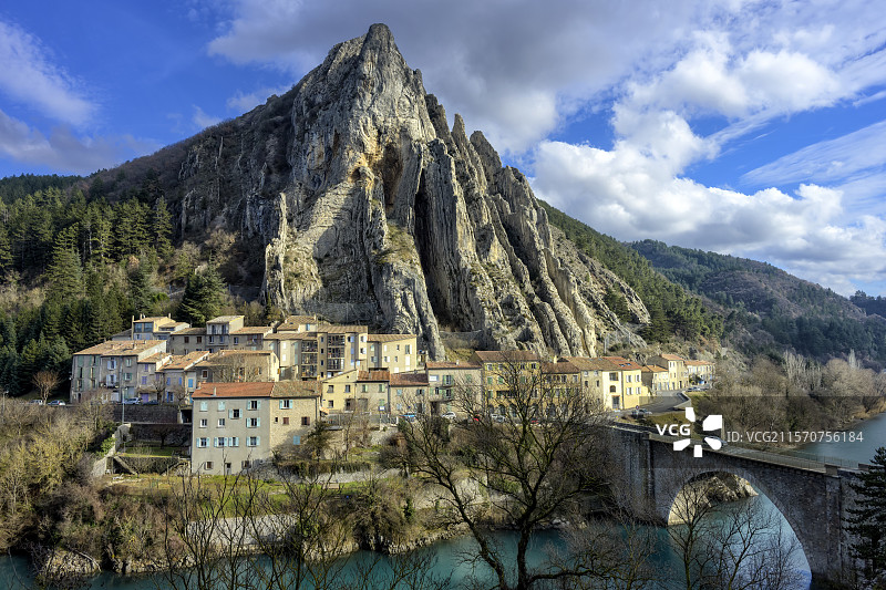拉博姆岩石(Sisteron,阿尔卑斯-上普罗旺斯)。这个显著的结构并不是一个尖锐的背斜铰链,正如人们可能想象的那样,而是由于重叠表面的斜切而形成的两个平台的交汇。Sisteron镇的战略位置得益于它坐落在一个垂直的提托尼克岩脊上,杜朗斯河通过一个狭窄的“线索”(普罗旺斯术语,相当于cluse*)穿过这个岩脊。这个岩石脊形成了北部的拉拉涅凹陷与南部的吕尔山和瓦朗索尔盆地之间的边界。法国图片素材