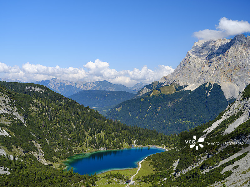 塞本湖的景色，远眺阿默高阿尔卑斯山、韦特施泰因山脉和楚克峰。米明山脉靠近蒂罗尔的埃尔瓦尔德。欧洲，中欧，奥地利，蒂罗尔。图片素材