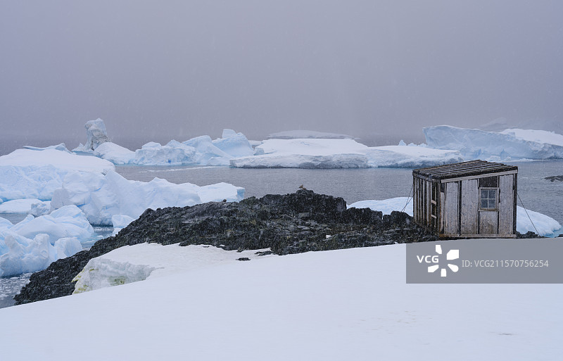 位于南极半岛的德泰尔岛上的W基地或站。W基地是一个偏远且很少有人访问的废弃科学站。南极洲，西南极洲图片素材