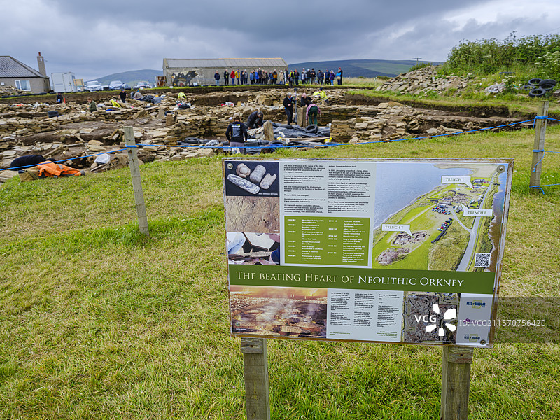 布罗德加尔的尼斯，位于联合国教科文组织世界遗产新石器时代奥克尼的核心区域。重要的考古发掘，预计在2024年永久覆盖土壤。这些来自2024年的照片展示了发掘的最后阶段。欧洲，英国，苏格兰北部群岛，奥克尼。图片素材