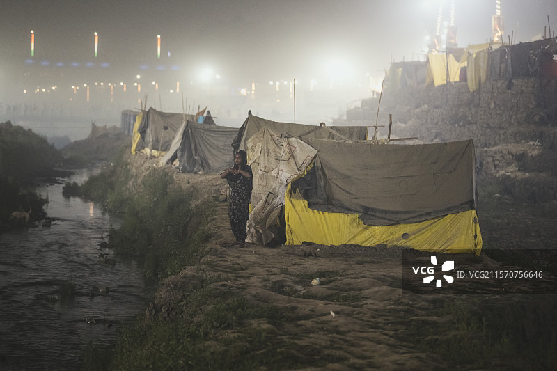 2025年库姆布梅拉：神圣的传播。信仰与现实。超越仪式：库姆布梅拉边缘的生活。尽管数百万朝圣者来到大库姆布梅拉寻求精神净化，但河岸上的生活却讲述了另一个故事。在宏伟的仪式和神圣的水域中，家庭搭建临时住所，孩子们在生存的日常现实中摸索。这张图片捕捉了信仰与艰辛之间的对比，显示出库姆布梅拉不仅是一个奉献的地方，也是一个韧性、社区和追求更好生活的斗争并存的空间。图片素材