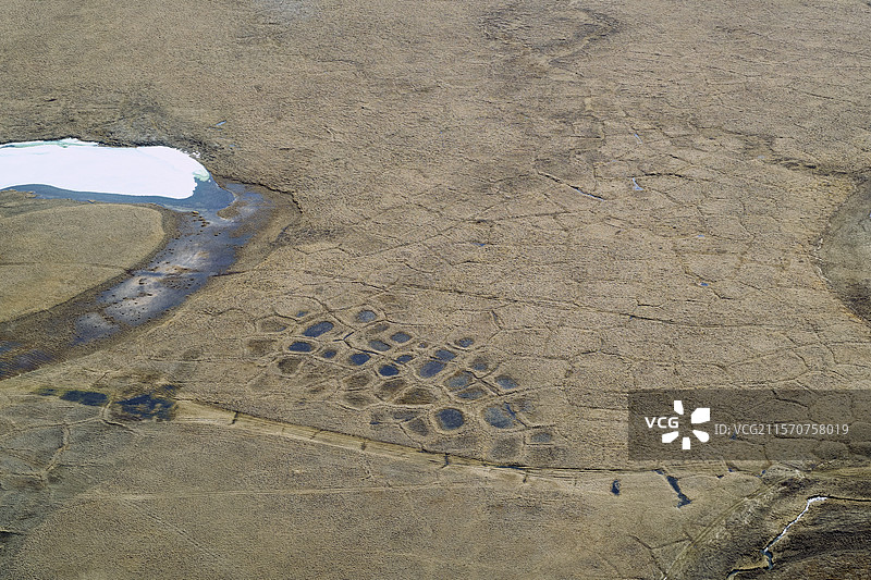 阿拉斯加，美国，北极国家公园的阿纳克图克通道附近：由“冷冻扰动”现象形成的多边形；平坦地面的北极多边形土壤，倾斜地面的排列（见于诺姆附近）；以及冷冻土堆。图片素材