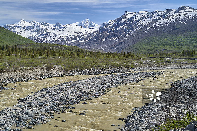 阿拉斯加山脉和坎威尔冰川河，沿理查德森公路，阿拉斯加，美国图片素材