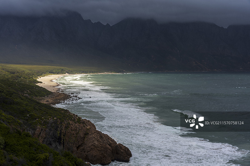 从克拉伦斯大道俯瞰暴风雨中的虚假湾，远处是科戈尔山脉。西开普省，南非。图片素材