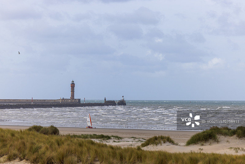 敦刻尔克海滩上的帆船，背景是圣波尔大火，法国北部图片素材