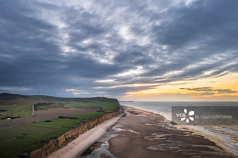 法国帕德卡莱省奥帕尔海岸的桑加特白鼻岬悬崖日落景色图片素材