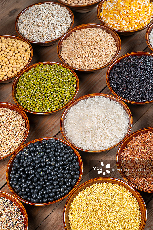 木桌上的多种五谷杂粮组合图片素材