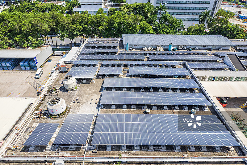 工厂屋顶上的太阳能板图片素材