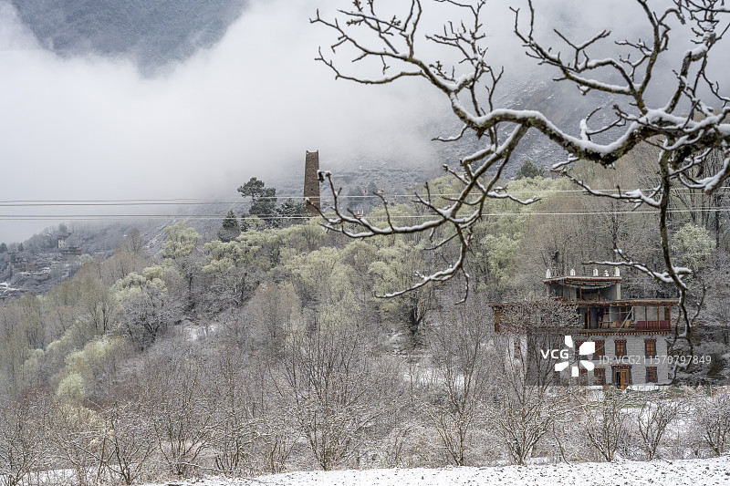 雪中的中路藏寨图片素材