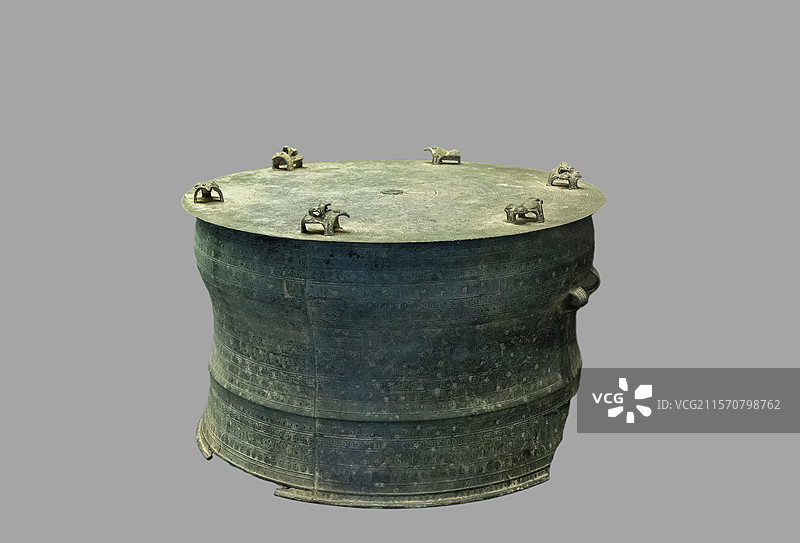 广西民族博物馆“铜鼓文化陈列”展：钱纹变形羽人纹铜鼓（1962年出土于南宁市心圩镇）图片素材