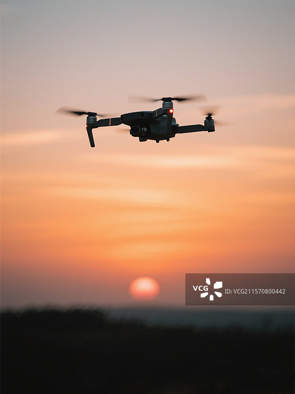 无人机在日落下的天空下图片素材